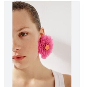 Flower-shaped raffia earrings